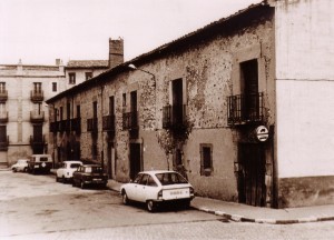 A la decha donde vivía Mozas, el jefe de la policía local, a contionuación donde guardaban los carros de la basura. Todo el caserón era la Delegación provincial de Obras Públicas hasta sutraslado a Mosquera de Barnuevo. De Tomás Pérez Frías